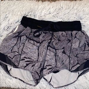 RARE 2.5” Lululemon Shorts (Size 4)